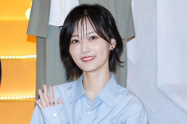 充実した時間が表情に宿るよう…山下美月、青い縦縞のユニホームを着た“力こぶ”ポーズに「いいね！」