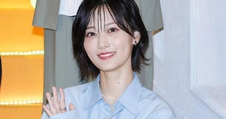 充実した時間が表情に宿るよう…山下美月、青い縦縞のユニホームを着た“力こぶ”ポーズに「いいね！」