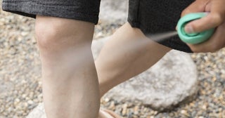 知ってた？ 虫よけスプレーは肌に吹きかけるだけでは不十分！正しい使い方は
