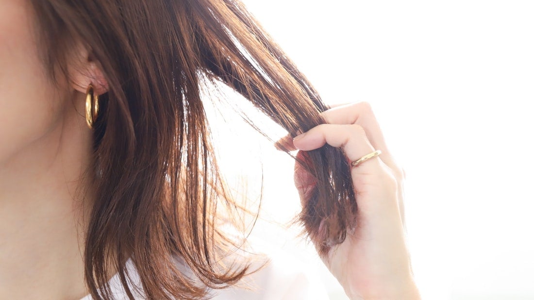 【抜け毛が気になる方必見】健康的な髪を保つためのポイントとは？