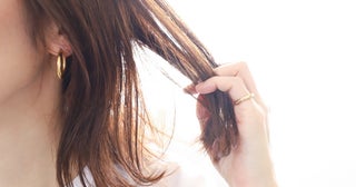 【抜け毛が気になる方必見】健康的な髪を保つためのポイントとは？