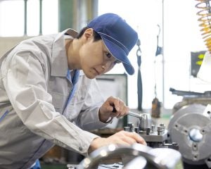 製造業の労働者数は「ピーク時の約半数」に…“ホワイトな職場”でも若者が増えない深刻な理由