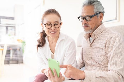 夫婦で年金月23万円になる予定です。ぜいたくしなければ生活していけそうでしょうか？ 医療費や突発的な出費も考えると厳しいですか？ 定年後は働きたくないです。