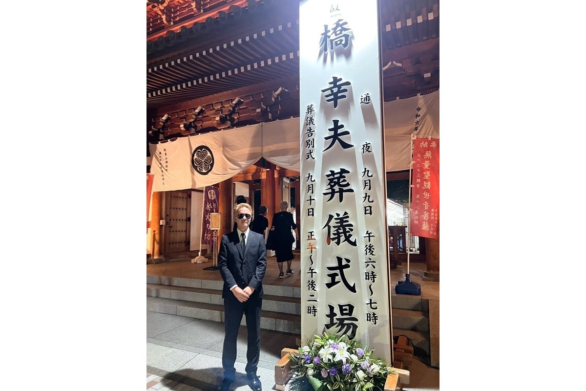 ニセATSUSHI橋幸夫さんの通夜参列で炎上から9カ月…姿を現した“人気女優の通夜”