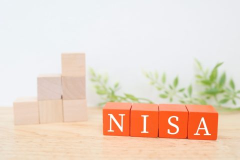 NISAのために“保険を解約”したら「100万円」戻ってきました。NISAに“一括投資”したいですが、高値づかみの可能性もありますよね？ 何回かに分けて“分散投資”すべきでしょうか？