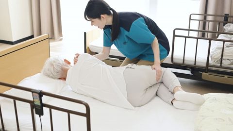 「特別養護老人ホームは安い」と聞いてたのに、費用が“月13万円”と知り絶句！ 親は「年金10万円」ですが、収入が少ないと「月6万円」ほどで入居可能と聞きました。年金だけで入居できるでしょうか？