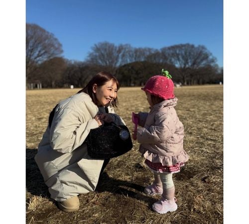  第２子妊娠中･西野未姫、いちごコーデの愛娘と散歩ショット 