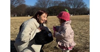  第２子妊娠中･西野未姫、いちごコーデの愛娘と散歩ショット 
