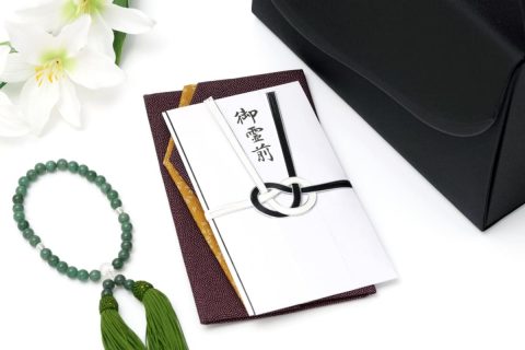 親戚の葬儀に「香典4万円」を包もうとしたら、母に「縁起が悪い」と言われました。お世話になったので“3万円は少ない”と思うのですが、いくら包むべきでしょうか？「NG金額・相場」を確認