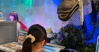 恐竜ロボットが迎えるフロントは「未来みたい」羽田でできる非日常体験、母娘の1泊2日宿泊レポ