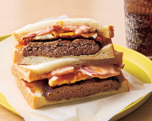 食パンで“外食風”を再現！甘めソースが決め手の「お月見サンドバーガー」