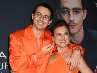 ティモシー・シャラメ、今度は母とオレンジコーデ恋人とのペアルックに続き