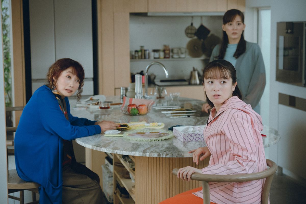 綾瀬はるか出演『箱の中の羊』本編映像公開余貴美子＆清野菜名が家族の空気をかき回す
