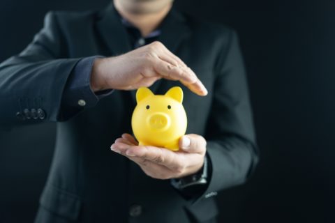 定年までに老後資金「2000万円」を貯めました。夫は「同じ銀行でも普通預金と定期預金に分けておけば十分じゃない？」と言いますが、本当に預金は全額保護されるのでしょうか？