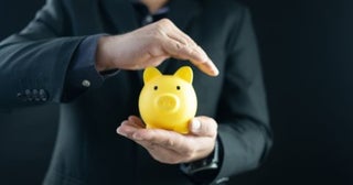 定年までに老後資金「2000万円」を貯めました。夫は「同じ銀行でも普通預金と定期預金に分けておけば十分じゃない？」と言いますが、本当に預金は全額保護されるのでしょうか？