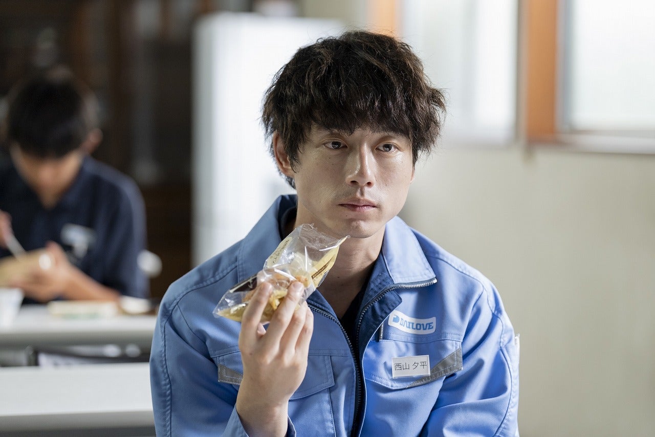 坂口健太郎の“憂い”に惚れた――社会の片隅で静かに暮らす孤独な青年を体現「私はあなたを知らない、」新場面写真