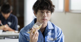 坂口健太郎の“憂い”に惚れた――社会の片隅で静かに暮らす孤独な青年を体現「私はあなたを知らない、」新場面写真