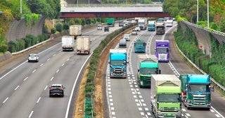 “高速道路を運転中”に急ぎの電話がかかってきたら…ゴールデンウィーク期間に注意したい「交通ルール」をチェック！