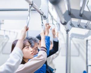 満員電車で顔に「フッ…フッ…」逃げ場のない吐息に襲われ続けた不快な通勤時間