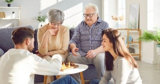 専業主婦の妻と2人暮らし「年収700万円」ですが、来年から高齢の母と同居する予定です。扶養控除が適用されると聞いたのですが、税金はどのくらい安くなりますか？