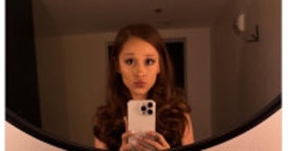 アリアナ・グランデが『ウィキッド』エラに別れ金髪からブラウンに