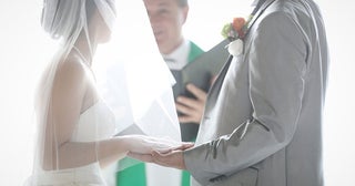 結婚式を執り行うのは神父？牧師？違いや結婚式での役割を解説！