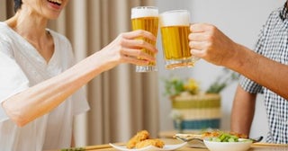 毎晩「ビール」で晩酌するわが家。4月から“値上げ”されているけれど、年間でどれだけの「負担増」になりますか？ 費用やその他の値上げについて解説