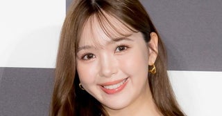 藤田ニコル、子育ての日常ショットをアップ…抱っこ紐からチラッと見える足に「ムチムチかわいい」の声