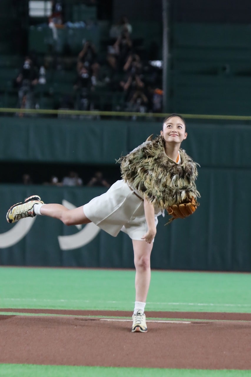 橋本環奈が蓑を羽織り始球式に登場！東京ドームにて一夜限りの「キングダムナイター」開催