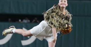 橋本環奈が蓑を羽織り始球式に登場！東京ドームにて一夜限りの「キングダムナイター」開催