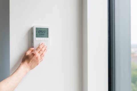 エアコンをつけっぱなしにするのと、「こまめに消す」のではどちらが”節約”になる？ 電気代の考え方を確認