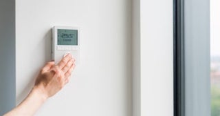 エアコンをつけっぱなしにするのと、「こまめに消す」のではどちらが”節約”になる？ 電気代の考え方を確認