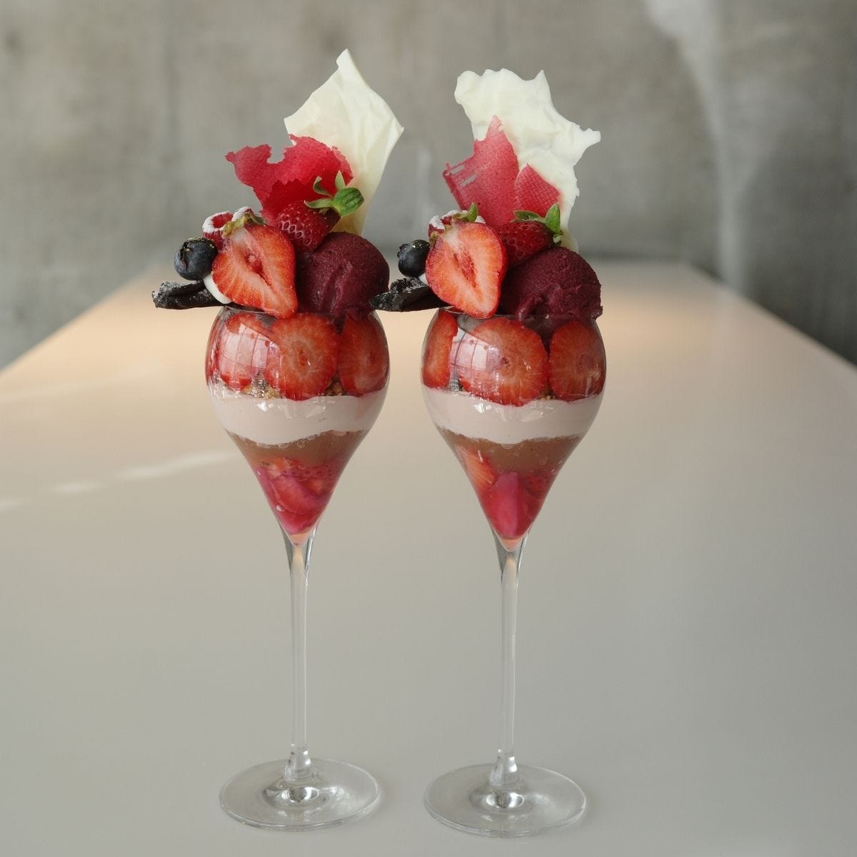 INITIAL Omotesandoのシメパフェ「いちごと3種のチョコレート」は、厳選したいちごや自家製の多彩なチョコレートパーツが魅力