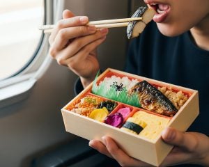 新幹線で弁当の“飛び散った汁”を放置する男性を「見て見ぬふりはできない」汚れた床を自分で拭かせるまで