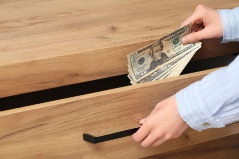 「銀行は信用できない」と“タンス預金300万円”を隠し持つ50代独身男性。ある日突然、資産が「動かせないお金」に変貌するなんて…放置で襲い掛かる“残酷な現実”とは