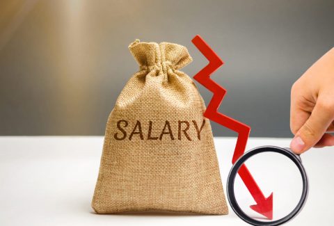 再雇用で「月30万円」が「月18万円」に…！ 60代の父は仕事の内容がほとんど変わらないそうですが、定年後の給料はここまで下がるものなのでしょうか？