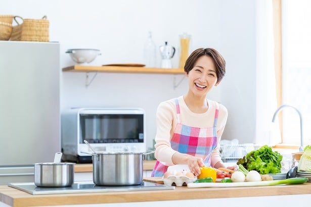 取り分けに揚げ物、下ごしらえにも。自分の手のように使える日本製のトング3選