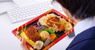 年収500万円の会社に勤める同僚は、毎日「コンビニ」で昼食を購入しています。28歳で貯金「700万円」あるそうなのですが、何をしたらそんなに貯められるのでしょうか？