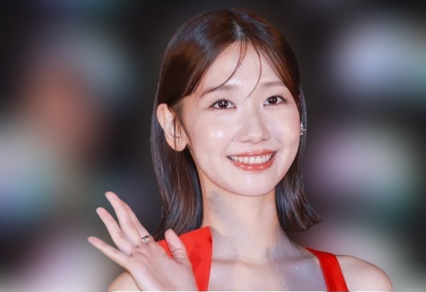 シックな夜の女王が降り立ったよう…柏木由紀、黒ドレス19周年記念ショットに「とても綺麗です」の声