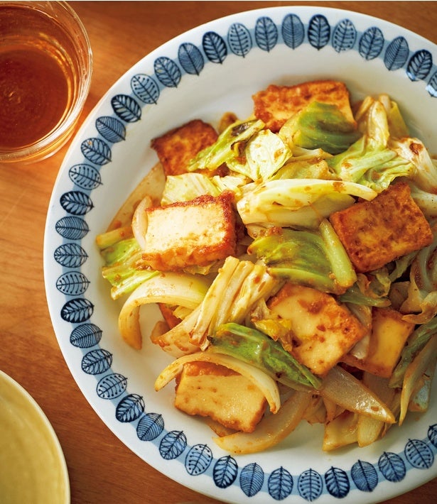 主役は厚揚げ！お肉なしでもご飯が進む「ごまみそ炒め」