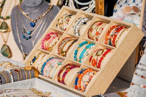 60代の母が「趣味の“ハンドメイド”をネット販売してみたい」と言い、開業届を出そうか悩んでいます。副業として少し稼ぐ程度でも、税金や年金に影響は出るのでしょうか？