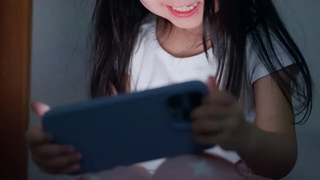 オンラインゲーム、SNS、教育子供を狙った"密室支配"の実態を被害者たちが告白！世界中で社会問題化する「性加害グルーミング」の毒牙