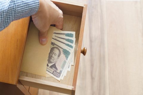 急逝した父の遺品整理で新たに「タンス預金800万円」を発見！ 家の中にあった現金でも、そのまま申告せずに相続すると問題になるのでしょうか？