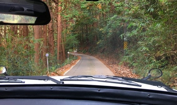 “狭い道路や坂道”で対向車が来たら…事故を未然に防ぐための「上手な譲り合い方」を専門家が解説