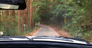 “狭い道路や坂道”で対向車が来たら…事故を未然に防ぐための「上手な譲り合い方」を専門家が解説