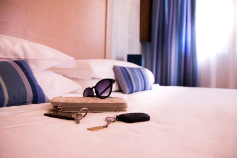 出張先のホテルに「現金3万円の入った財布」を忘れた！ 問い合わせたら「保管してあります」と言われたけど、そもそもなぜ“連絡をくれなかった”の？ 意外と知らない「ホテルでの忘れ物」の扱い方