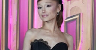 レッドカーペットで突撃されたアリアナ・グランデ、ニューヨークプレミアでカメラマンに叫ぶのを止めるよう求める