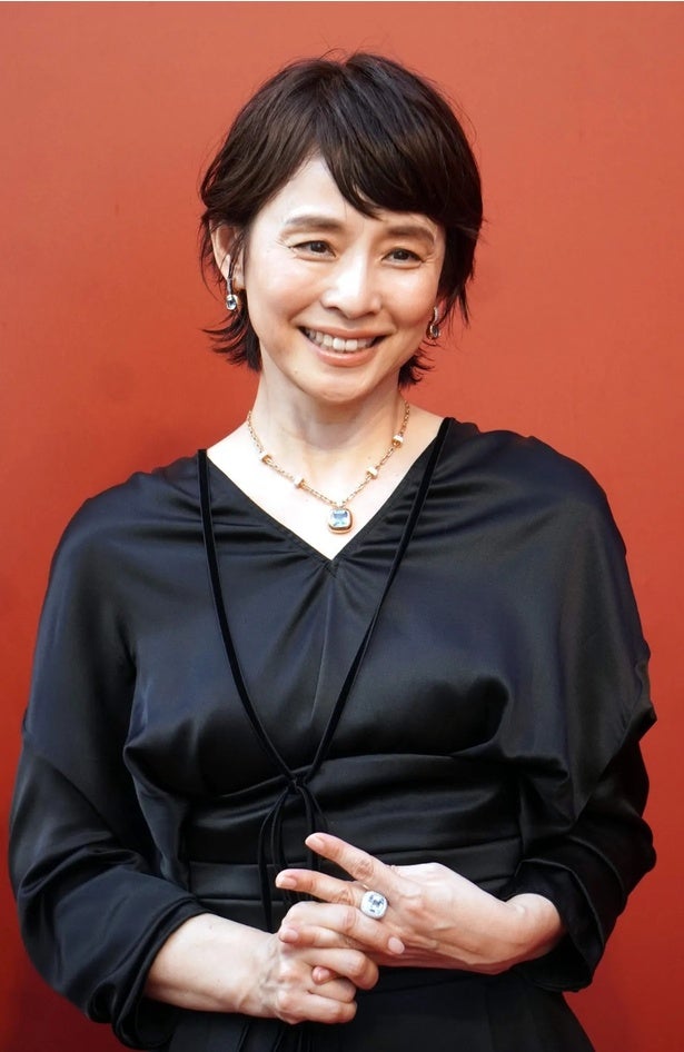 石田ゆり子、お気に入りのセーターを着た「少年」のような“アメカジ”スタイルに「似合いすぎてる」の声