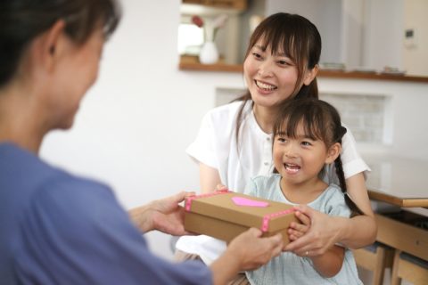 義実家に帰省するだけで「交通費7万円＋お年玉」で家計がピンチ。義実家にお金を包むべきでしょうか？ それとも手土産でOKですか？