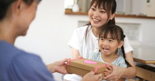 義実家に帰省するだけで「交通費7万円＋お年玉」で家計がピンチ。義実家にお金を包むべきでしょうか？ それとも手土産でOKですか？